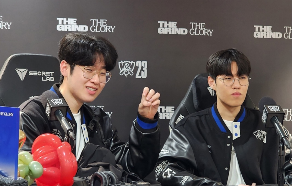 T1翻盘FNC,Canyon拿下关键大龙鏖战多局小组赛,让粉丝疯狂欢呼 T1翻盘FNC,Canyon拿下关键大龙鏖战多局小组赛,让粉丝疯狂欢呼