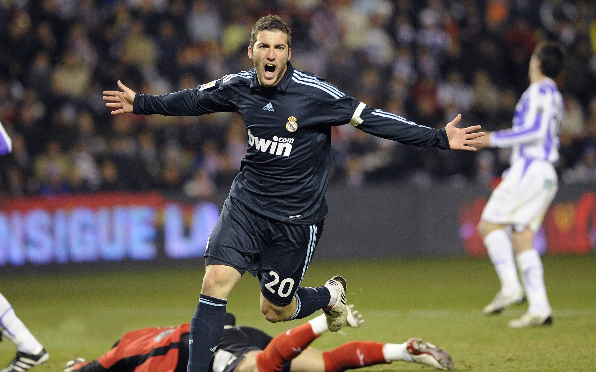 鬼魅一射定乾坤!巴黎夜雨中久保建英展现1.2亿身价,亚洲之光正照亮欧洲