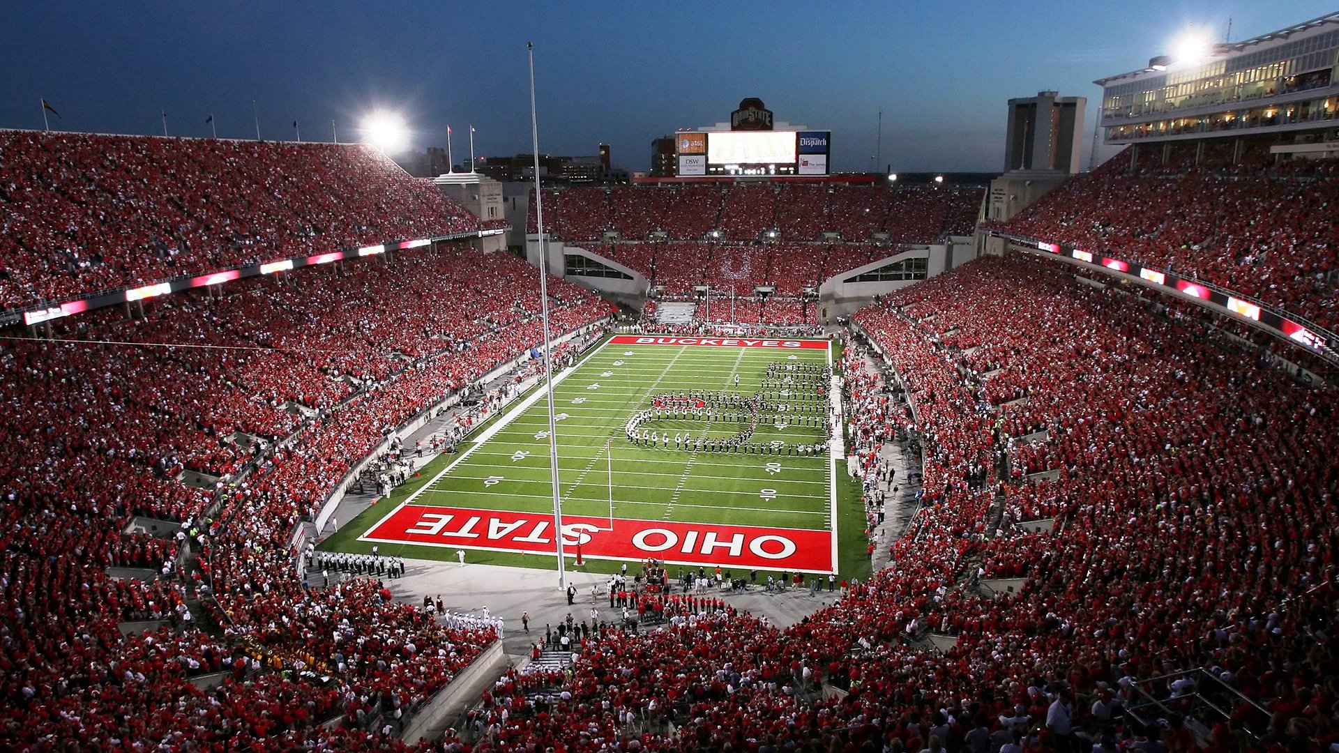 F1年度争冠终局烽火，红牛公牛雨中险胜太阳法拉利，策略与勇气的极限博弈