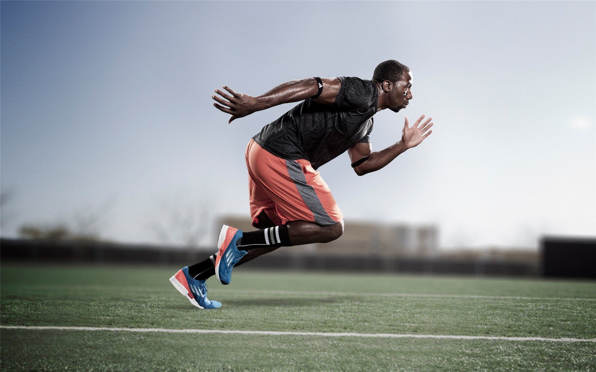 当足球巨星们欧冠缠斗时，布克用一记三分轰动了欧洲